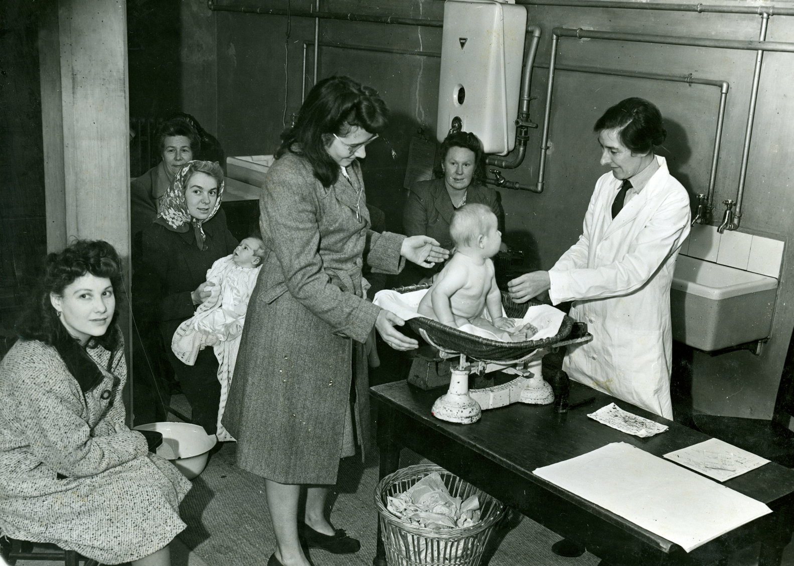 Black and white photo of a postnatal check-ups at a clinic in Dagenham (c. 1945)